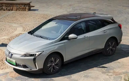 Sedan chạy điện của GM chính thức ra mắt: Đi 430km một lần sạc, giá khởi điểm hơn 300 triệu đồng