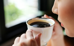 Bác sĩ chỉ ra 2 khung giờ uống cà phê có hại sức khỏe: Gián tiếp gây huyết áp cao, đường huyết tăng vọt nhưng ít ai biết