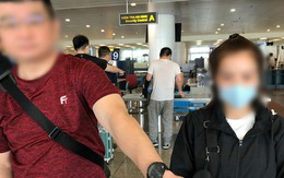 Cô gái "cầm nhầm" đồng hồ của khách nước ngoài bị camera an ninh ghi lại