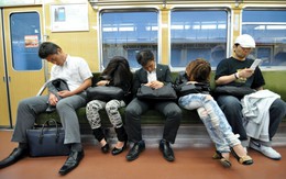 "Nước mắt người giàu": Gần một nửa số người lao động ở nền kinh tế lớn thứ 3 thế giới... "thiếu ngủ", năm ngoái ghi nhận hơn 700 trường hợp tự tử vì làm việc quá sức