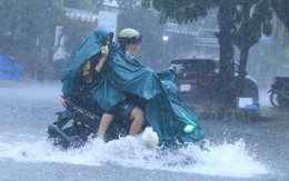 Chiều cuối tuần mưa lớn, TP HCM ngập nhiều nơi