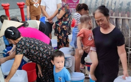 Gian nan cảnh thiếu nước ở khu đô thị Thanh Hà: Ba ngày chưa tắm, ông bà bế cháu nhỏ quằn lưng xách từng xô