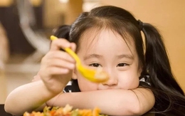 Bé gái 5 tuổi đột nhiên ngừng phát triển, bác sĩ: 'Làm sao có thể cho con ăn hàng ngày món này?'