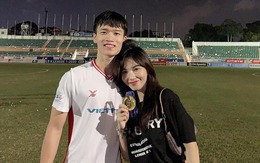 Chuyện tình của cầu thủ Việt đang gây xôn xao vì quá giàu: Quen bạn gái qua mạng, vướng nghi vấn rạn nứt rồi lộ "hint" quay lại