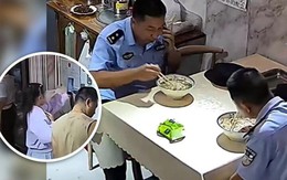 Bé gái 10 tuổi bí mật trả tiền ăn cho hai cảnh sát trong nhà hàng gây sốt mạng