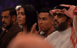 Ronaldo đeo trang sức đắt tiền cùng bạn gái đi dự sự kiện, gương mặt sau đó biến sắc vì một lý do