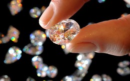 Kim cương - Từ "cù lừa marketing thế kỷ" đến hiện thực tàn khốc: Giá rớt 40%, khách hàng "chọn kim cương nhân tạo cho rẻ" hoặc "mua vàng cho chắc ăn"