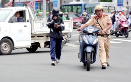 Nhiều học sinh chạy xe “không biết luật!”: CSGT xử lý cả chủ phương tiện