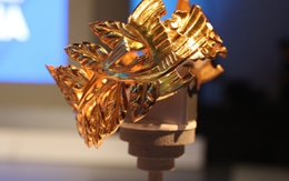 Zoom cậnh cảnh chiếc vòng nguyệt quế mạ vàng 24K dành riêng cho Quán quân Olympia 2023