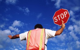 Một công ty bất động sản trên sàn chứng khoán phải ngừng kinh doanh vì hết tiền: Vỏn vẹn 5 nhân sự, hai năm ròng "trắng" doanh thu, đầu tư cổ phiếu lỗ gần 80% Một công ty bất động sản trên sàn chứng khoán phải ngừng kinh doanh vì hết tiền: Vỏn vẹn 5 nhân sự, hai năm ròng "trắng" doanh thu, đầu tư cổ phiếu lỗ gần 80%