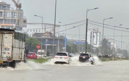 TP Vinh: Đường biến thành 'sông', xe cộ 'bơi' ngay giữa phố