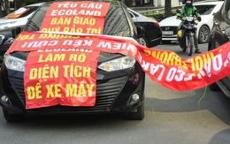 Hà Nội: Cư dân căng băng rôn, đỗ ô tô chặn cửa hầm phản đối vì chủ đầu tư không bàn giao quỹ bảo trì