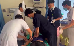 Nhân viên y tế cấp cứu bệnh nhân bị điện giật ngay tại bờ ao