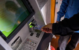 Nhờ nhân viên ngân hàng chuyển tiền bằng ATM, nhưng hụt mất 1/2: Cảnh sát ập đến vạch trần thủ đoạn lừa đảo tinh vi mới