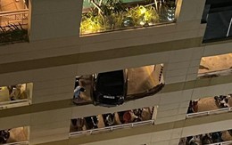 Đổ tường ở chung cư ở Thủ Đức, nữ tài xế cùng ô tô suýt rơi từ lầu 4