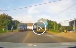 Kinh hoàng xe tải nối đuôi vượt ẩu gây tai nạn trên quốc lộ
