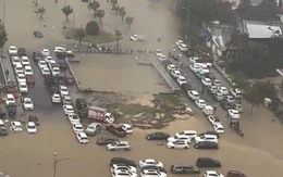CLIP: Hơn 500 ôtô tại Huế ngập trong nước lũ, nhiều chủ garage từ chối nhận khách