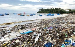Kinh hãi rác thải phủ kín 300 mét bờ biển Quảng Ngãi