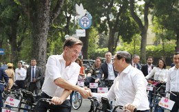 Hai Thủ tướng Việt Nam - Hà Lan cùng đạp xe dạo phố Hà Nội