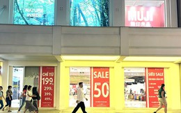 Black Friday mở sớm, hàng hiệu 'sale chồng sale' vẫn ế chỏng chơ