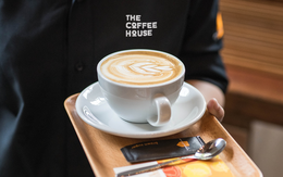 Câu hỏi khó cho CEO The Coffee House: Thời buổi 'sóng ngầm F&B', khách ôm laptop ngồi cả ngày mà chỉ gọi 1 cốc nước, ứng xử ra sao?