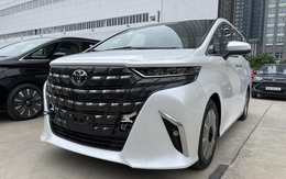 Toyota Alphard 2024 bị bán chênh 300 triệu: Giá lăn bánh bản base hơn 5 tỷ, nhiều nơi găm xe kiếm lời