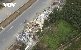 Rác thải ngập tràn con đường mới thi công ở Hà Nội