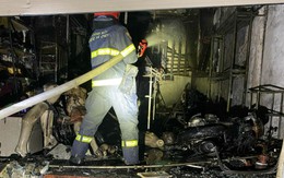 Hà Nội: Cửa hàng thời trang 4 tầng bốc cháy lúc rạng sáng, 5 người trong nhà thoát nạn