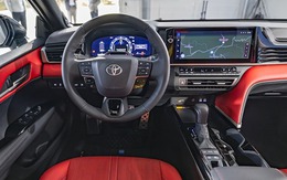 Báo Mỹ đánh giá nội thất Toyota Camry 2025: 'Hiện đại, dễ dùng, không còn cảm giác bị cắt trang bị với bản thấp'