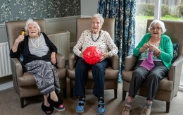 3 cụ bà hơn 100 tuổi tiết lộ bí quyết sống lâu: Giữ một món đồ chơi bên mình