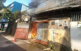 TPHCM: Cháy nhà sản xuất giấy, người dân bên cạnh ôm tài sản tháo chạy