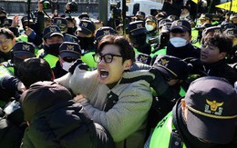 Người nuôi chó lấy thịt tiếp cận phủ tổng thống Hàn Quốc, xô xát với cảnh sát