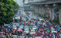 Hà Nội: Người dân vật lộn với tắc đường trong mưa lạnh