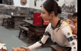 Quán lẩu nổi tiếng nhờ "hotgirl robot" bưng đồ phục vụ, danh tính thật được tiết lộ gây bất ngờ