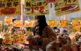 Giá cả hàng hóa tăng cao, người dân quốc gia giàu nhất châu Á "bấm bụng" mua hàng hết hạn sử dụng để tiết kiệm