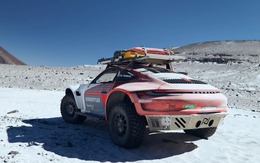 Porsche 911 nâng gầm phá kỷ lục leo 'đỉnh' thế giới cao hơn 6.700m, vượt thành tích cũ của xe tải Mercedes