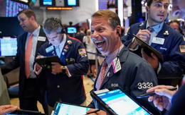 Dow Jones chính thức phá đỉnh lịch sử sau cú tăng mạnh hơn 500 điểm, chứng khoán Mỹ “xanh mướt” nhờ quyết định của FED