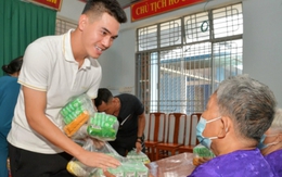 Tiền đạo điển trai đội tuyển Việt Nam tự bỏ tiền làm từ thiện, nhận được mưa lời khen