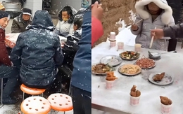 Độc lạ cảnh "bữa tiệc dưới tuyết, khách ngồi co ro ăn thịt cá đóng băng nguội lạnh": Dân mạng chê bai, người trong cuộc hé lộ sự thật