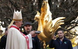 Gà trống vàng trên đỉnh Nhà thờ Đức Bà Paris - tái sinh sau hỏa hoạn