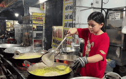 Quán bánh xèo hot nhất Sài Gòn lúc này: Bé gái 11 tuổi đã làm "bếp trưởng", nghỉ học nuôi 2 em nhỏ mồ côi