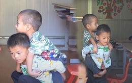 Ảnh hiếm ở vùng cao Hà Giang: Cậu bé 7 tuổi 3 năm cõng bạn tới trường, biết hoàn cảnh lại càng thương