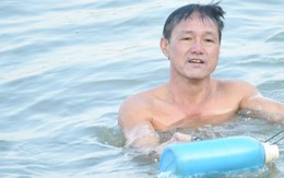 Người Hà Nội ra sông Hồng tắm giữa thời tiết 12 độ C