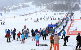Băng giá kỷ lục, dân Trung Quốc rủ nhau đi du lịch trượt tuyết
