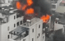 Hà Nội: Tầng thượng một ngôi nhà cháy lớn, cột khói đen bốc lên cao hàng chục mét