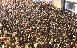 Hình ảnh nhìn đã thấy ngộp thở: Hàng nghìn người nhích từng chút ở phố đi bộ Hà Nội chờ giao thừa