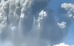 Kinh hoàng cảnh tượng cột khói núi lửa ngùn ngụt bốc lên cao hơn 3.000m Ở Indonesia, 13 người leo núi đã tử nạn