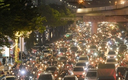 Điệp khúc cuối năm đào đường, vỉa hè khiến giao thông Hà Nội ùn tắc nghiêm trọng