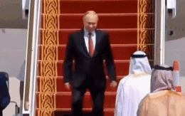 50 giây làm phương Tây sôi sục: Ông Putin được đón như ông hoàng, lãnh đạo châu Âu chờ 30 phút dưới nắng