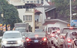 Văn phòng Thành uỷ Hà Nội thông tin xe biển xanh lấn đường, vi phạm luật giao thông